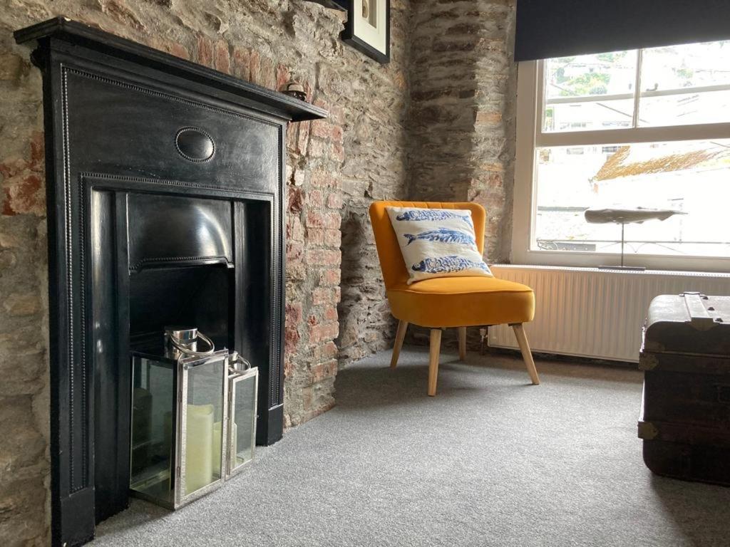 "Prospect House" - Two Private Apartments In This 17Th Century Cottage - Apartment 2 Has A Kids Cabin Bunk Room - Book Both Apartments For One Large House With Connecting Door In Lobby - Public Parking Outside Looe Extérieur photo